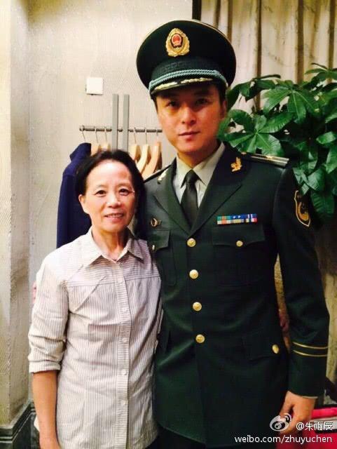 每天喝梨汁被妈妈照顾的朱雨辰依然一脸痘,妈