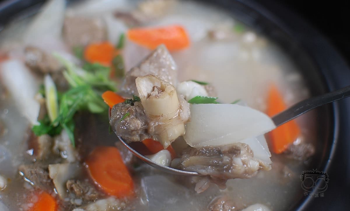 两人吃68元的炖羊肉 满满一锅有菜有肉汤也喝干净