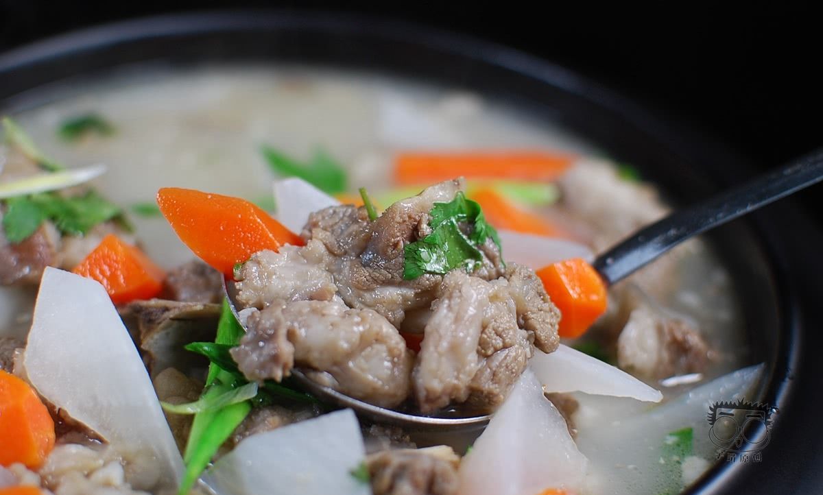 两人吃68元的炖羊肉 满满一锅有菜有肉汤也喝干净