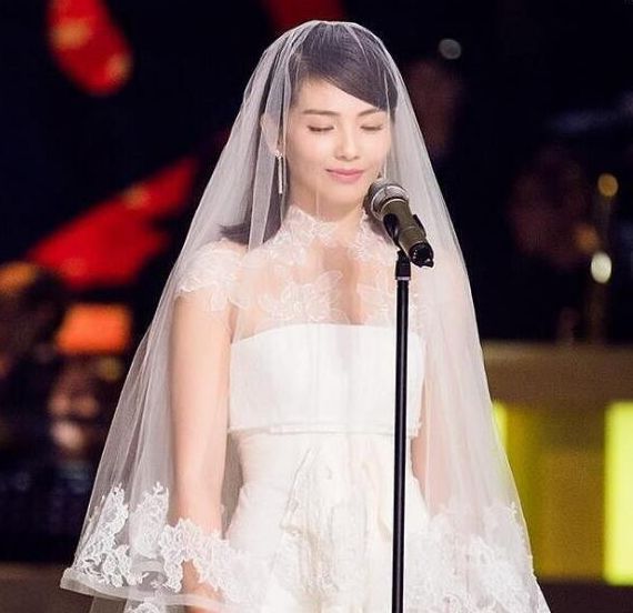 女星爱上薄纱盖头,baby妩媚,刘涛优雅,而热巴