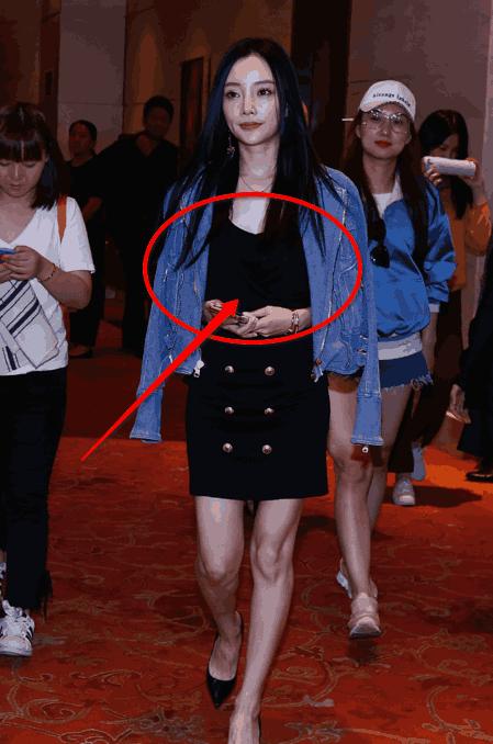 李小璐穿包臀裙,大秀美腿 网友:这个膝盖,一看就