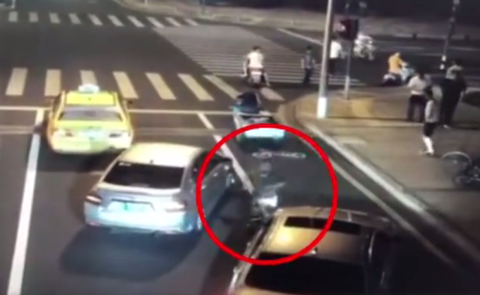 江苏: 宝马车社会哥刀砍电动车主, 不料被反