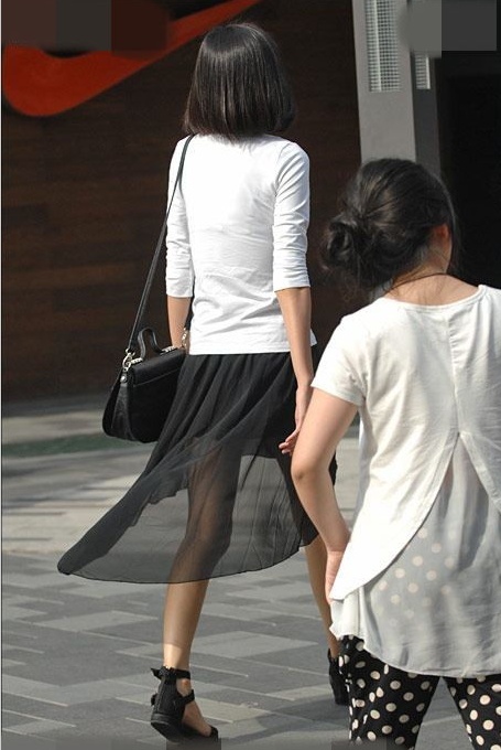 街拍美女：美女穿透明装出门，路人看呆了