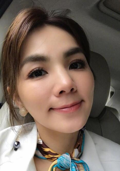 Ella陈嘉桦收工放自拍 面带甜笑美目流盼