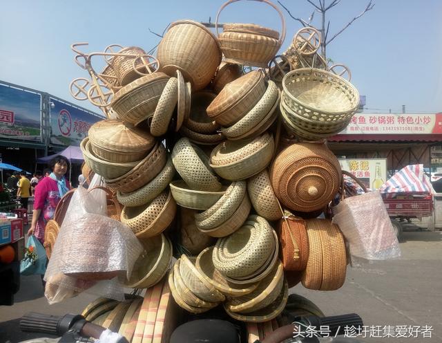 一辆单车就是一个竹编工艺品店,看起来很精美.
