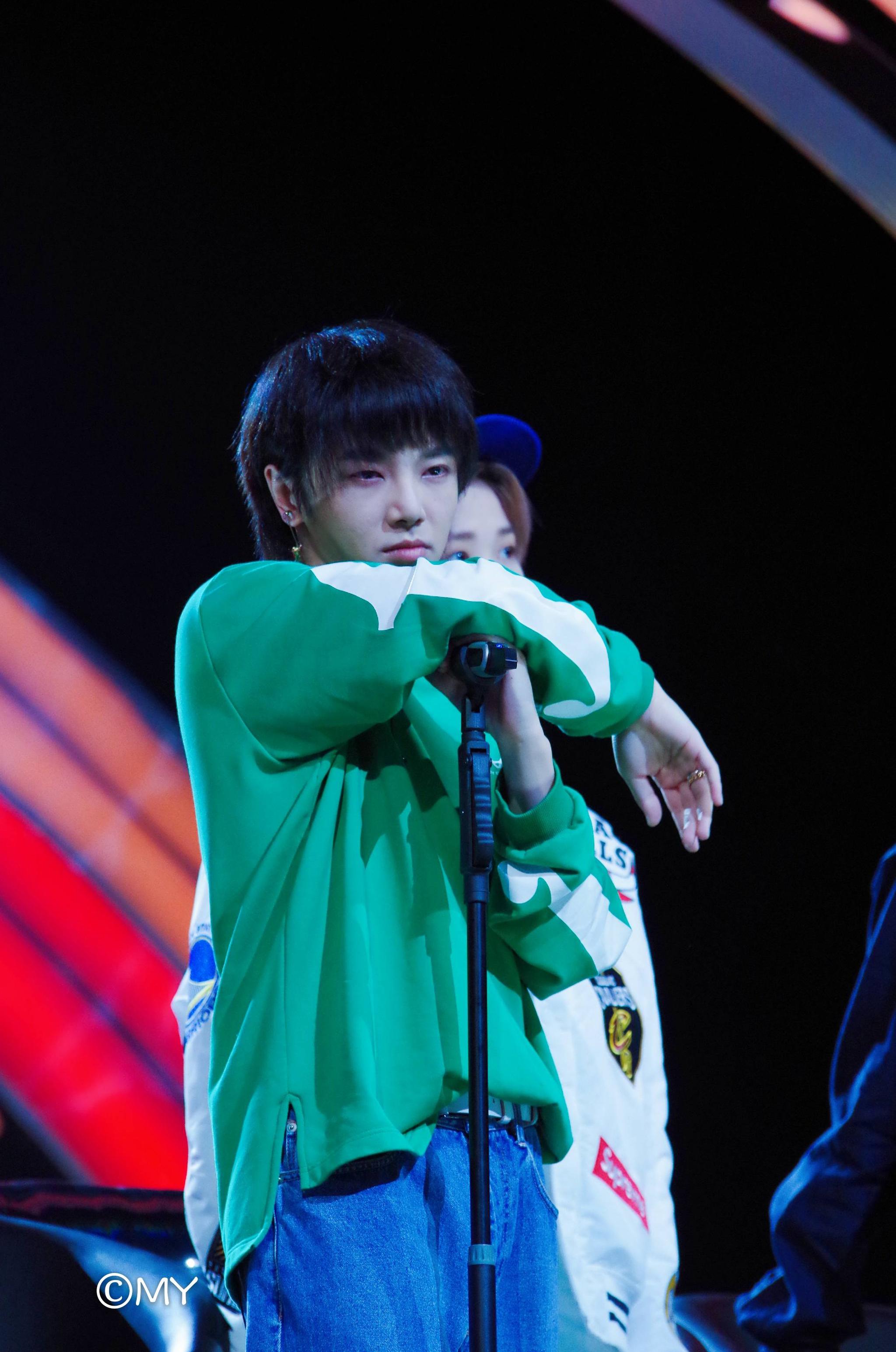 华晨宇 胃疼 花花经常捂着肚子,是不是胃疼了,要