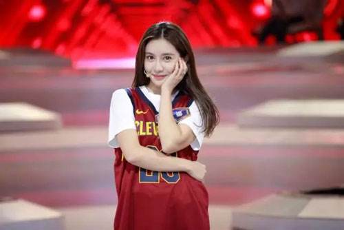 詹姆斯忠实美女粉丝美娜果然詹姆斯球迷颜值还