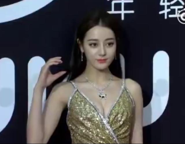 颁奖礼上迪丽热巴PS前后无差别,没想到差别最