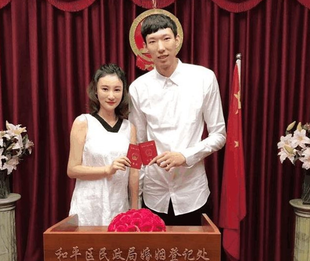 中国男篮周琦领证,结婚证曝光,结束与女友6年