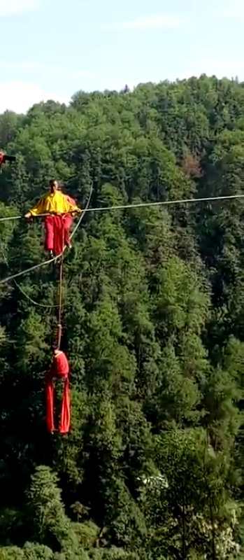 国庆长假去迎龙侠景区打卡 劲爆高空玻璃漂流