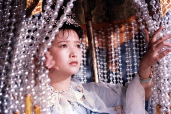她曾演了《青青河边草》等经典美人角色，二婚才找到真爱——何晴