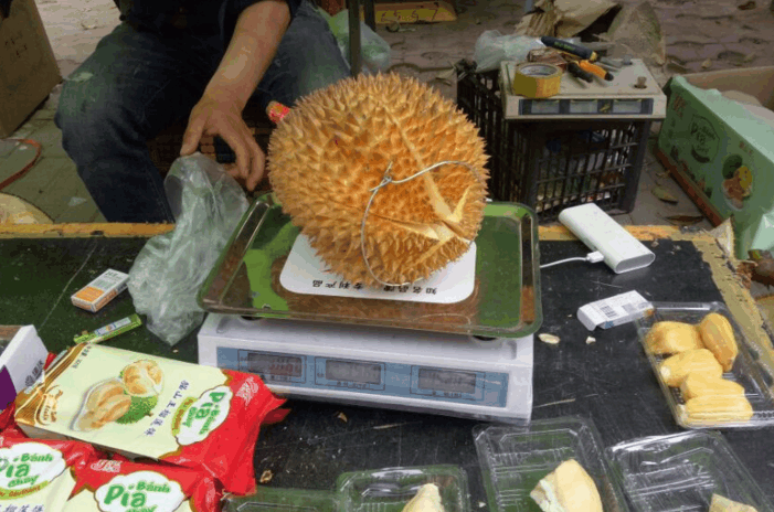 农村小哥在小区摆摊卖榴莲, 一个要150多块钱