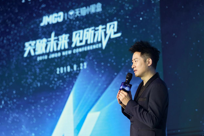 在发布会现场坚果激光电视创始人兼董事长胡震宇也简述了他与坚果的故事