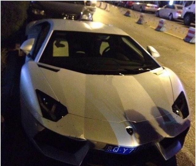 800万的兰博基尼，被贾乃亮卖掉筹钱，邓超接盘没几个月开腻