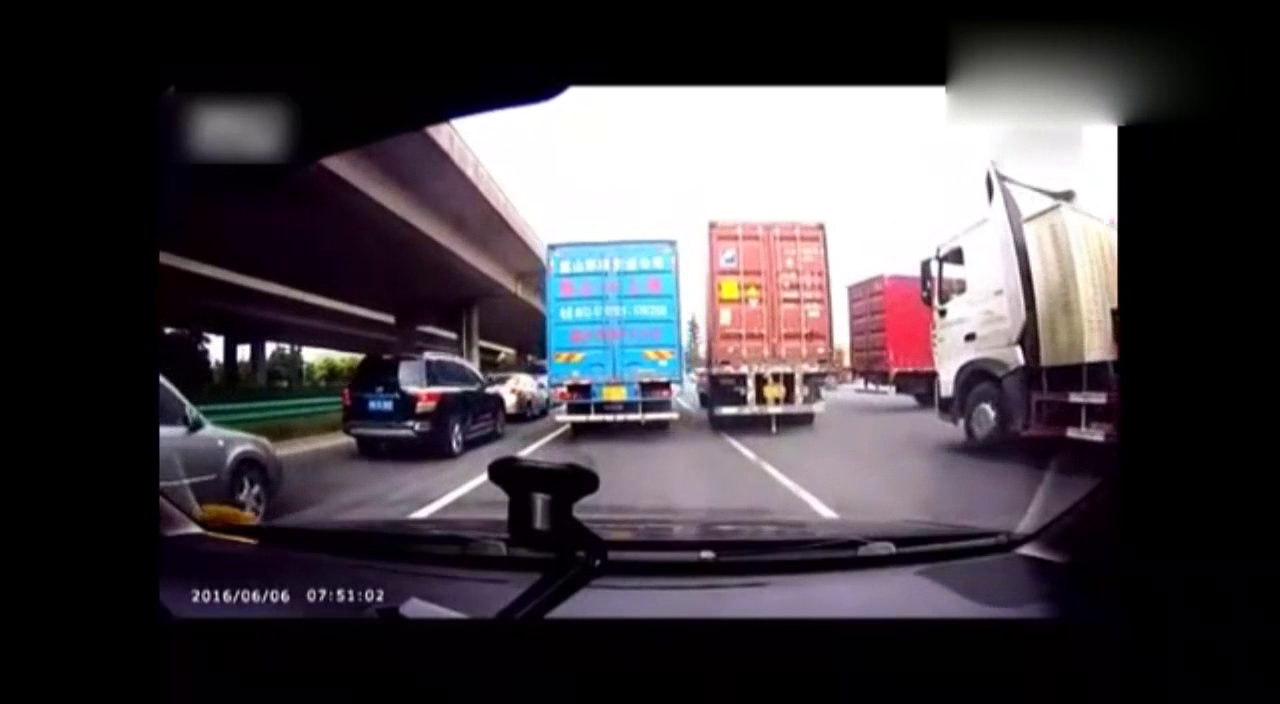 爬了出来！电动车男子险被大货车碾压