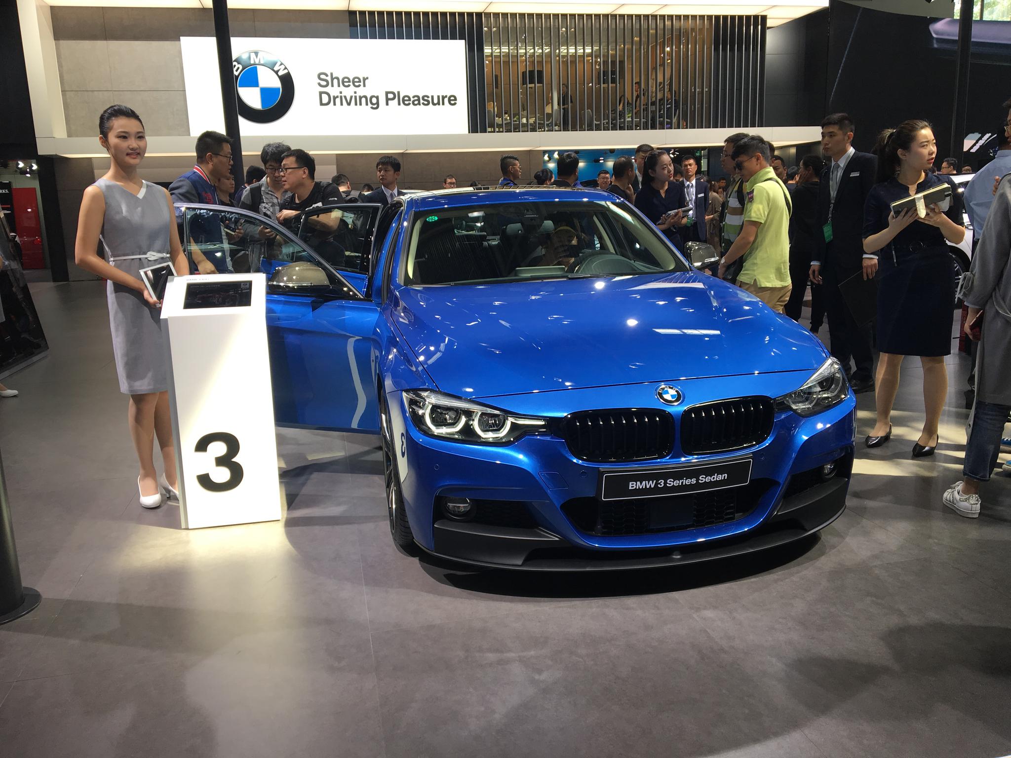 宝马三系又增配?北京车展实拍330Li,车轮毂升级为20寸?