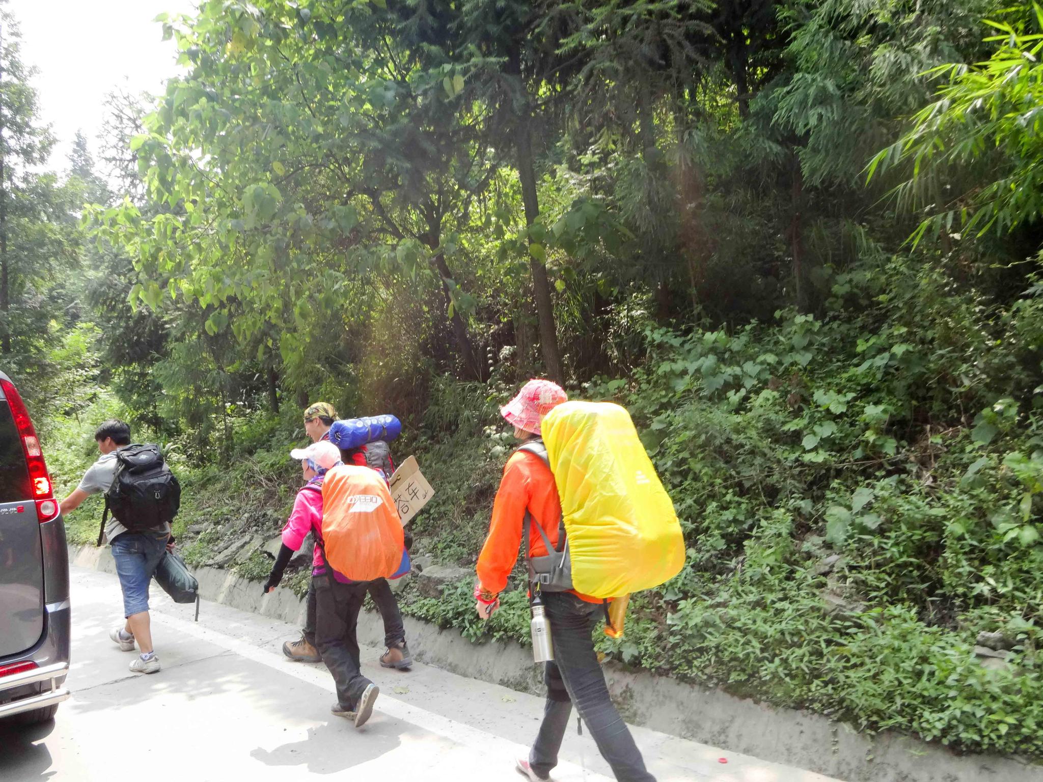 川藏线上的穷游女:穷游有风险，下次不会再去了!