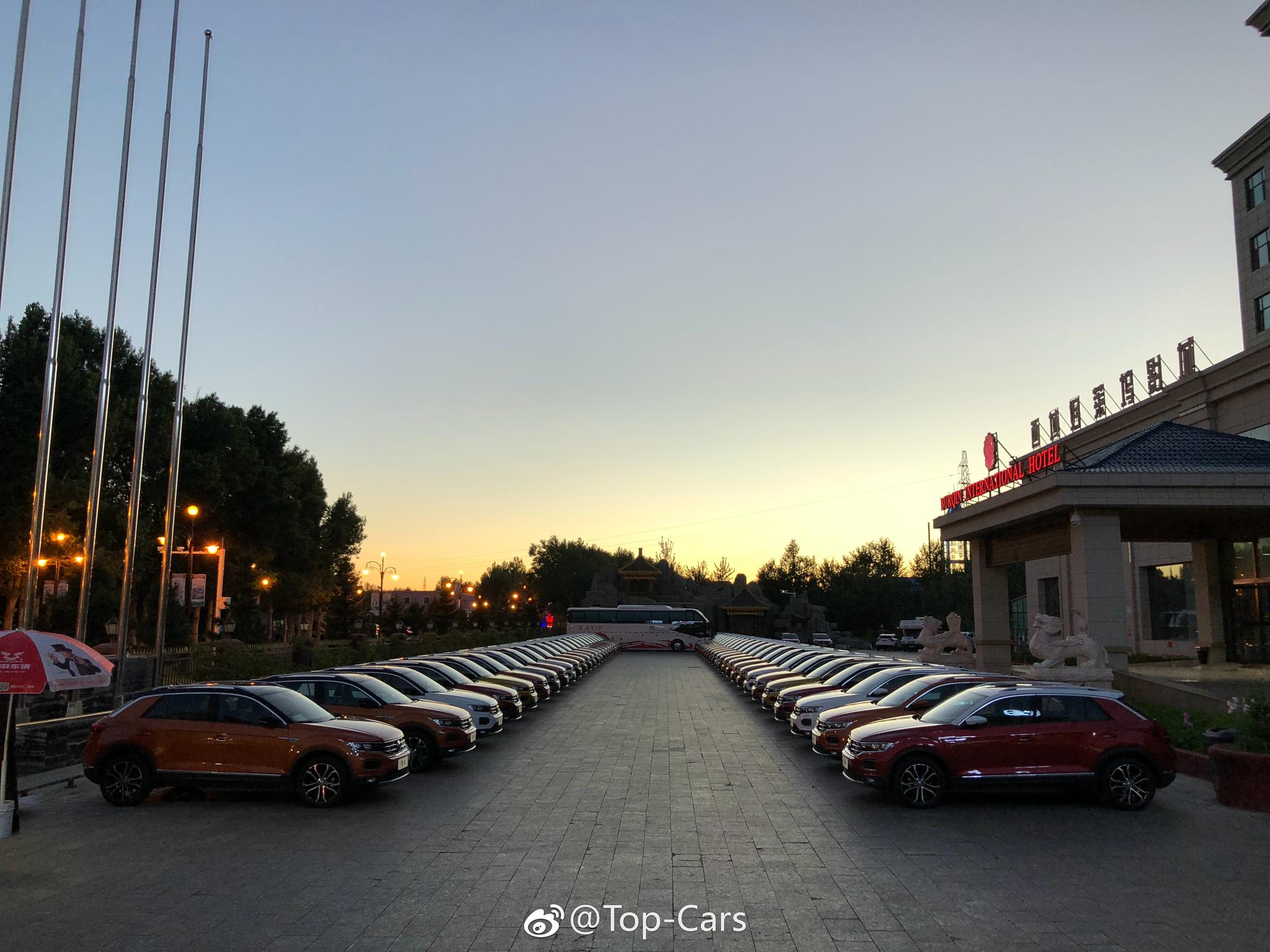 一汽大众 T-ROC探歌整装待发,这车停得很治愈强迫症!