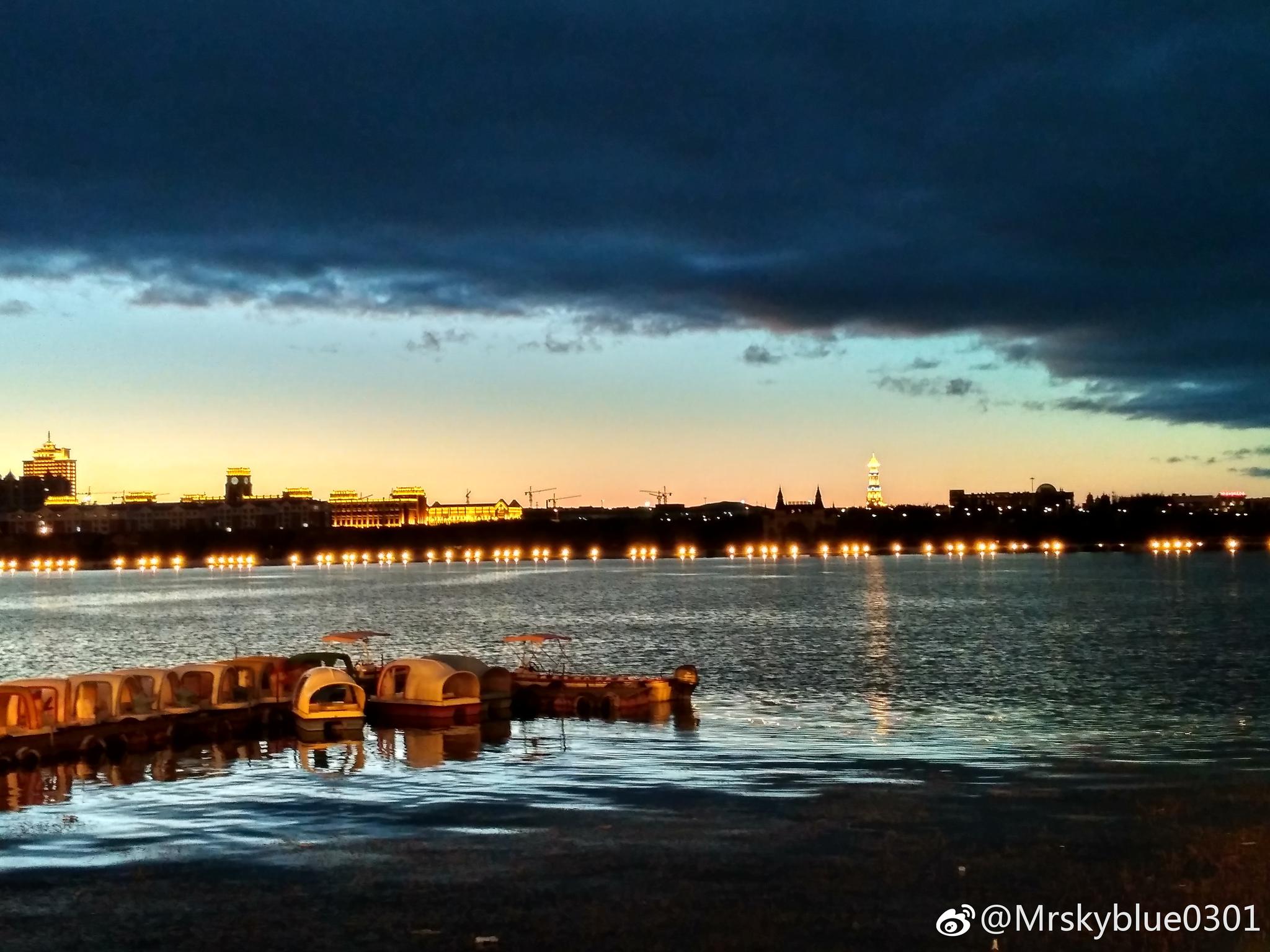 满洲里北湖公园风光,湖面夜景,美到窒息,无法用语言形容