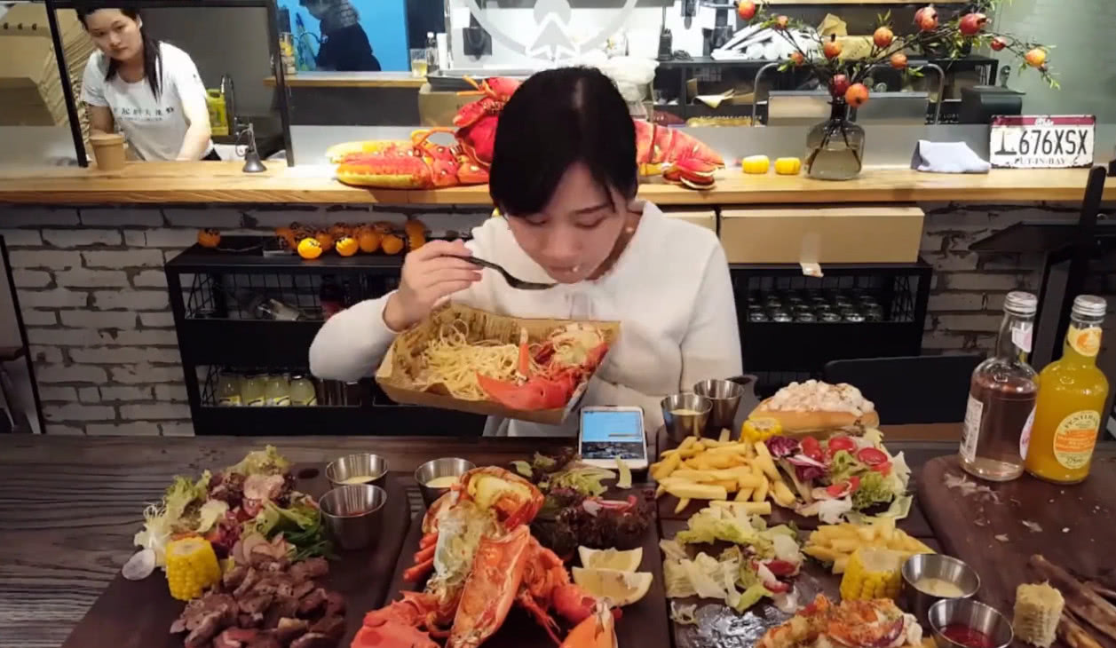大胃王密子君吃龙虾大餐，整整10道菜，店员小姐姐忍不住围观