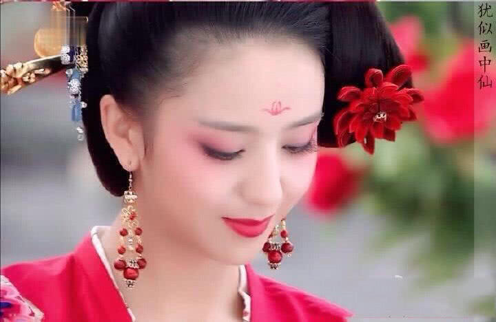 古代女人妆容额间花钿工艺精湛，如今的大牌化妆品都比不上