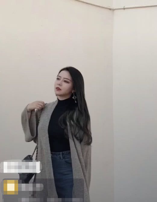 抖音最火的港风穿搭,谁能看出来她是140斤的小