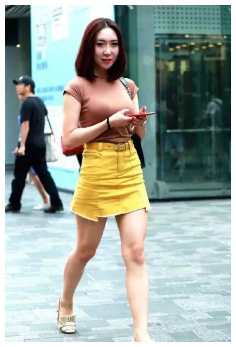 街拍:有点微胖的小姐姐,紧身衣秀出完美曲线,好身材让