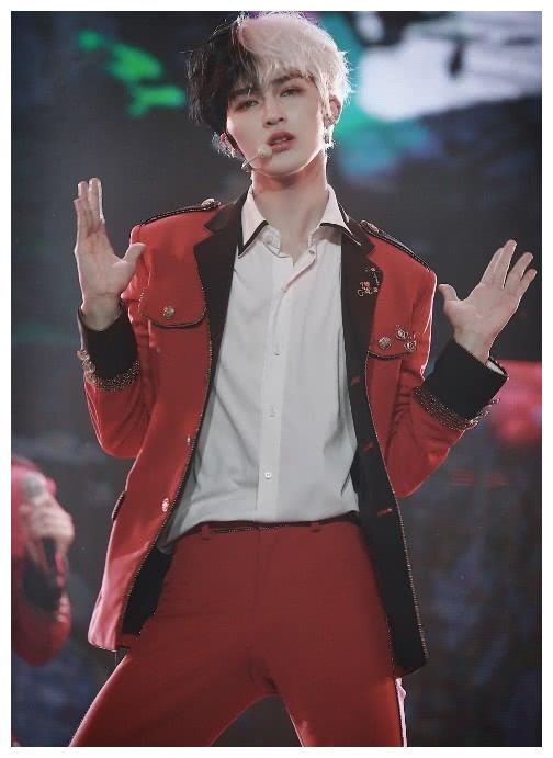 朱正廷的头发真有意思?一半黑色,一半白色,看