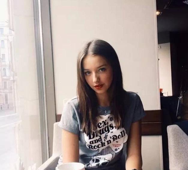 俄罗斯美女在网络上发了几张照片, 瞬间就成了韩国网红