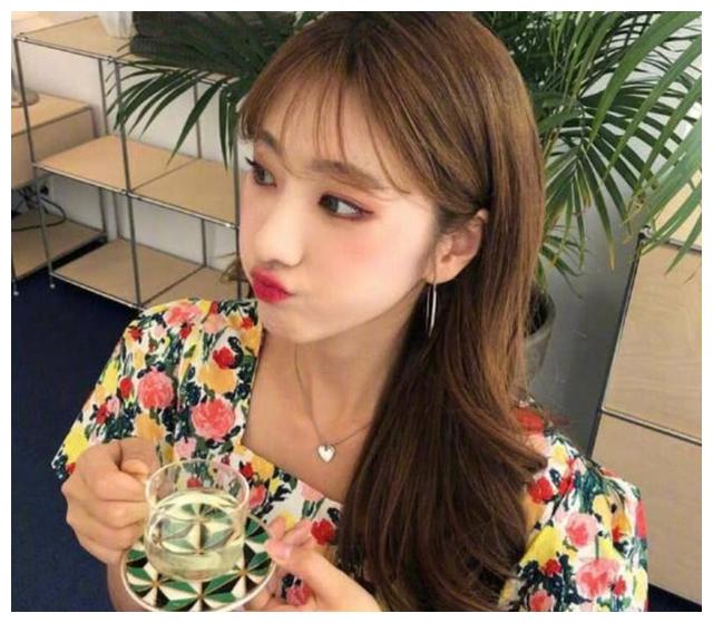 网红们在ins上的各种拍照pose，人人都知道，却总是学不会