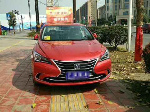 街边偶遇第二代长安逸动，前脸套娃睿骋CC，车友：傻傻分不清