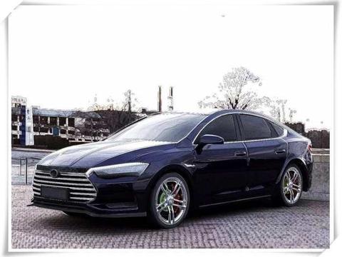 比亚迪秦二代实车亮相,这颜值帅得一塌糊涂,中控可旋转大屏是亮点