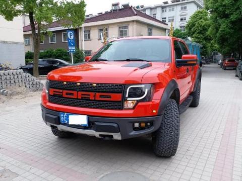 小伙开6.2L福特猛禽出去洗车，洗车小哥看到车门时忍不住笑了