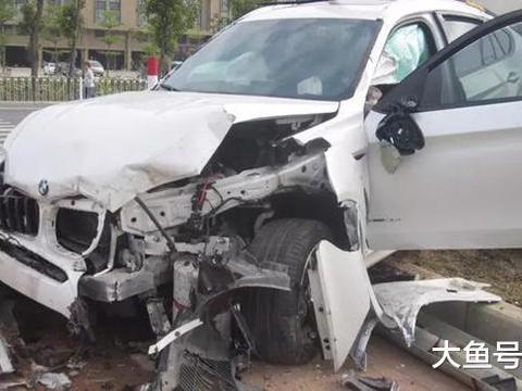 8年驾龄男子开刚买来的宝马X6 转弯失控把车给撞毁了 损失达40万