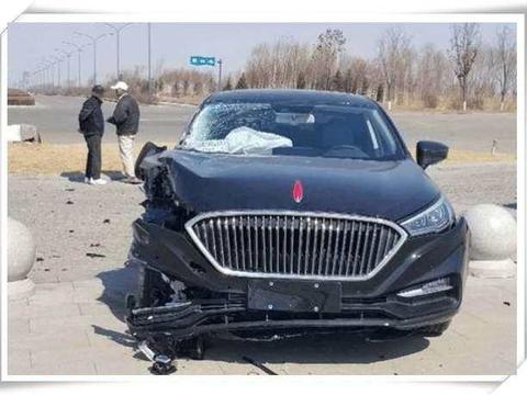 全国首台红旗H5撞车了, 一半车头都被报废, 这质量堪称国产骄傲