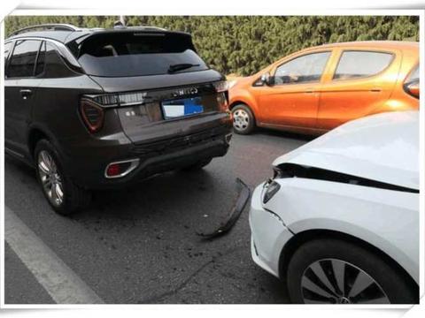 大众速腾慢车道追尾领克01, 下车后大众车主气得脸发绿: 修好就卖