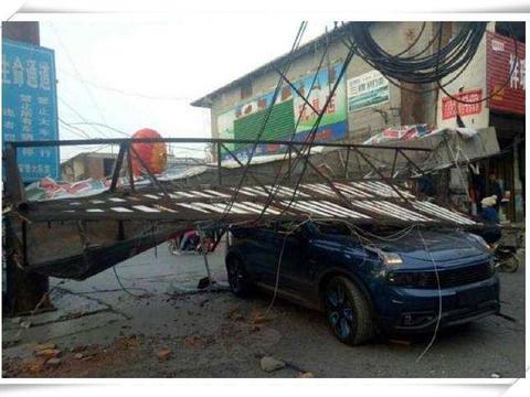 领克01全国首被砸, 数吨重广告牌泰山压顶, 车主: 这质量国产骄傲