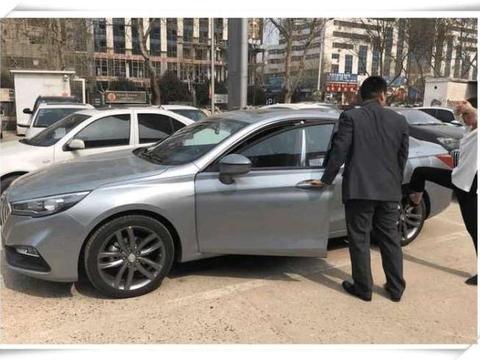 女车主全国首提红旗H5, 档次高面子足, 车主:比奔驰宝马回头率高