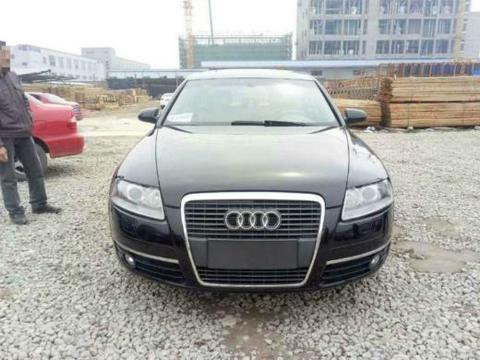 中年大叔花8万元从二手车市场上淘辆奥迪A6L，提车时全家来助阵