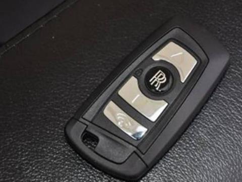 面包车蹭了500万劳斯莱斯，结果维修费用亮出，相当于3辆五菱价格