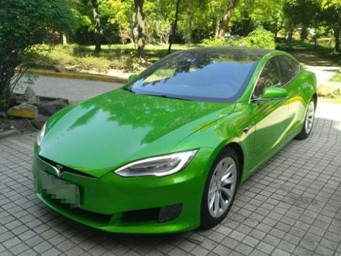 上海小伙花78万买辆特斯拉S 60，贴上车膜后父母却不乐意了