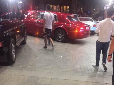 王思聪去酒吧开派对，保安急忙让保时捷挪开，给思聪哥的车停门口