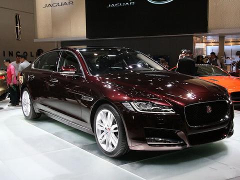 这款车现在仅要30多万，外观比宝马5系漂亮，内饰不输奔驰E级