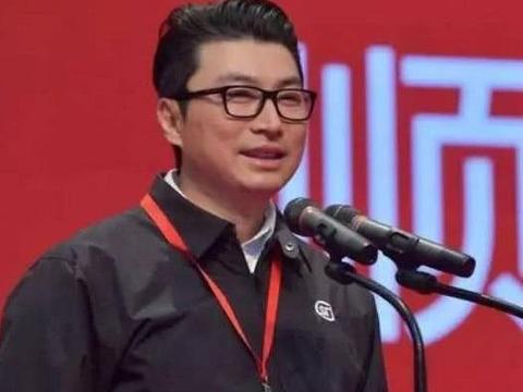 他身价1300多亿，拥有40多架飞机，却只有一辆300多万的路虎代步