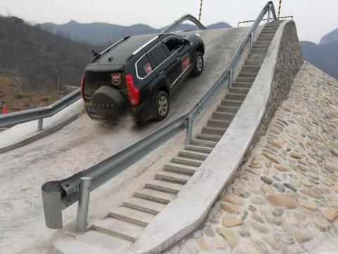 国产最强爬坡王！性能比肩汉兰达，配8AT仅20万，霸道一半价格！