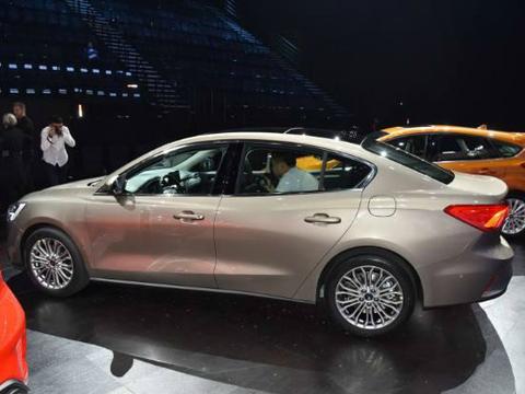 2018年新福克斯正式上市劲爆外观内饰赶上高尔夫