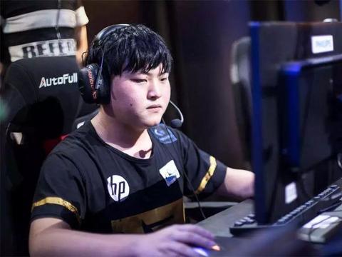 RNG队员座驾大曝光，想知道六年抗韩今圆梦的Uzi开啥车嘛？