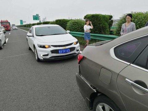 雪佛兰迈锐宝XL高速追尾日产轩逸，车主：日本车的质量还是不行