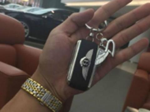 四川偶遇一辆388万宾利, 看到车牌那一刻, 竟比88888还霸气!