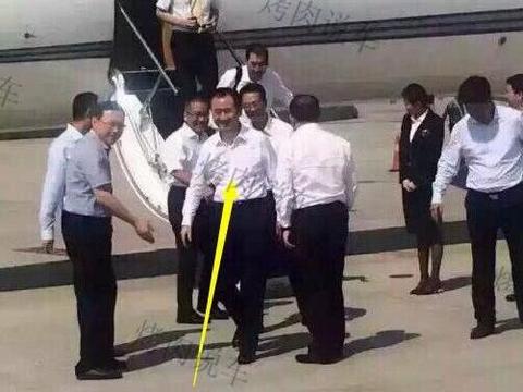 王健林出个远门, 停机费就得一万, 丰田霸道开路, 自己坐考斯特